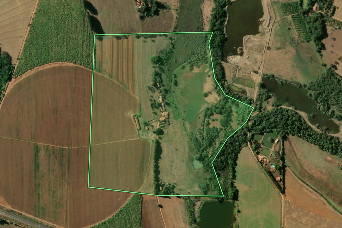 Imagem de satélite do imóvel rural em Casa Branca (SP), com o contorno declarado no CAR desenhado por cima.