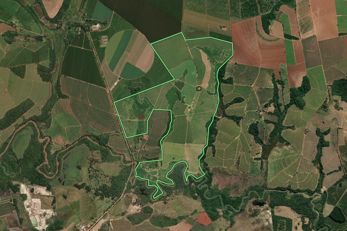 Imagem de satélite do imóvel rural em Casa Branca (SP), com o contorno declarado no CAR desenhado por cima.