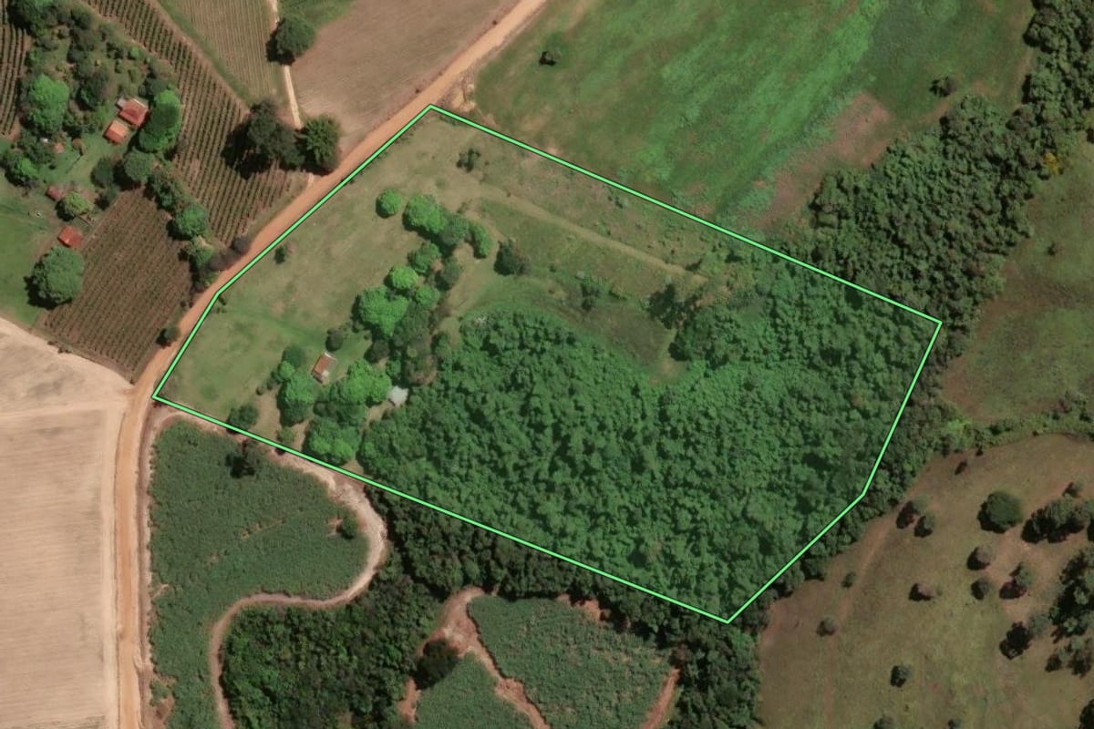 Imagem de satélite do imóvel rural em Cássia dos Coqueiros (SP), com o contorno declarado no CAR desenhado por cima.