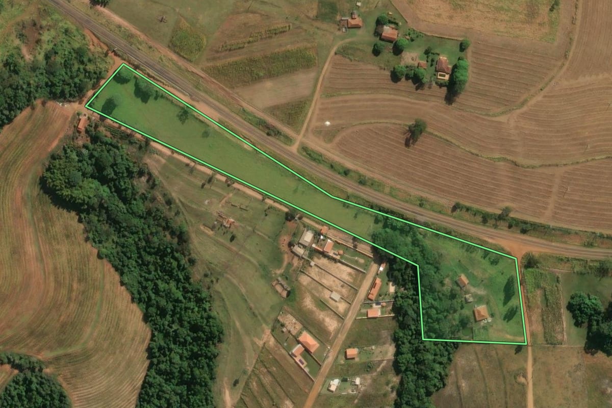 Imagem de satélite do imóvel rural em Cássia dos Coqueiros (SP), com o contorno declarado no CAR desenhado por cima.