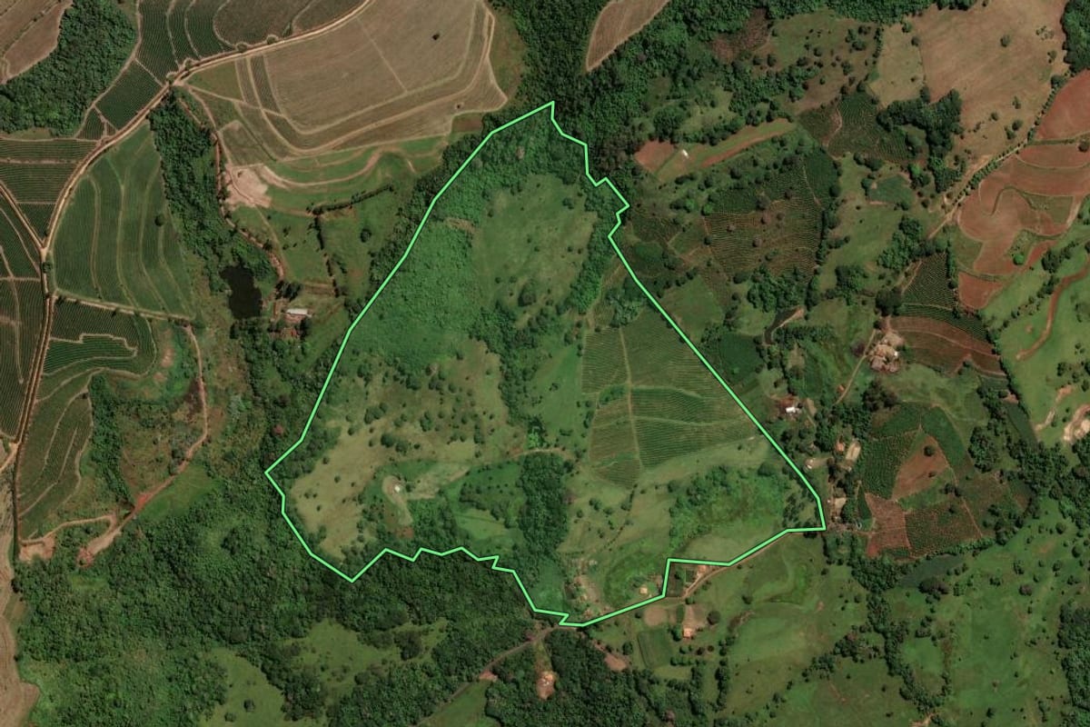 Imagem de satélite do imóvel rural em Cássia dos Coqueiros (SP), com o contorno declarado no CAR desenhado por cima.