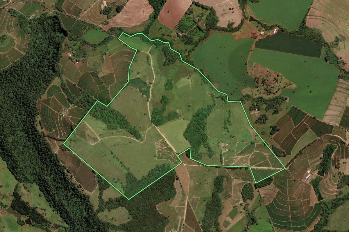Imagem de satélite do imóvel rural em Cássia dos Coqueiros (SP), com o contorno declarado no CAR desenhado por cima.