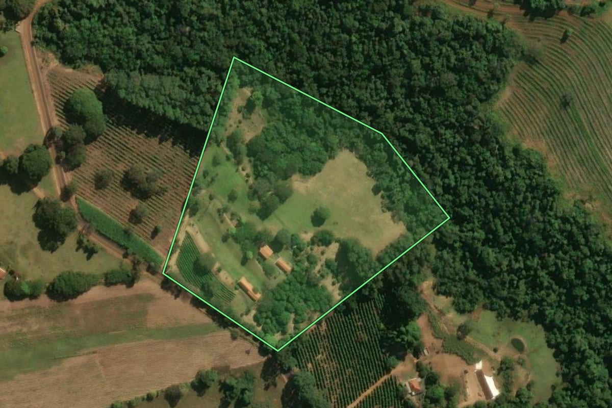 Imagem de satélite do imóvel rural em Cássia dos Coqueiros (SP), com o contorno declarado no CAR desenhado por cima.