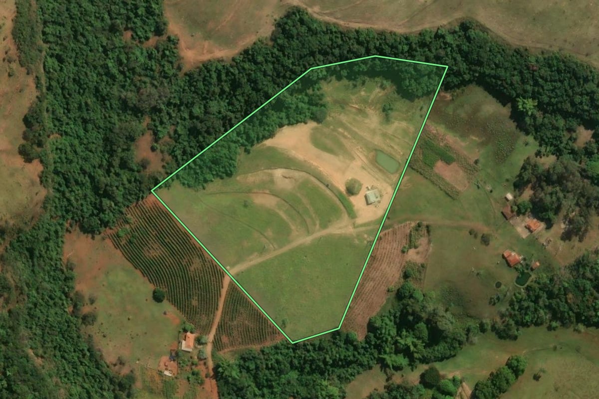 Imagem de satélite do imóvel rural em Cássia dos Coqueiros (SP), com o contorno declarado no CAR desenhado por cima.
