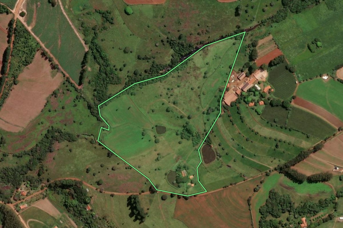 Imagem de satélite do imóvel rural em Cássia dos Coqueiros (SP), com o contorno declarado no CAR desenhado por cima.