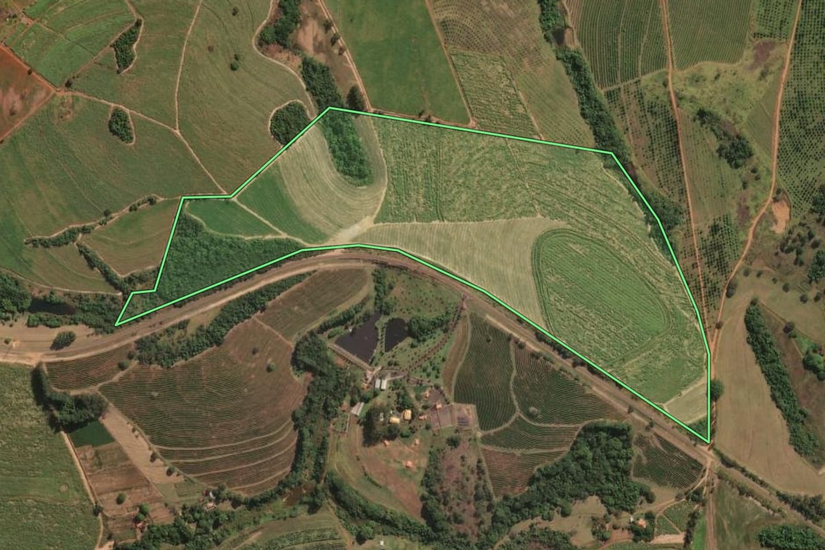 Imagem de satélite do imóvel rural em Cássia dos Coqueiros (SP), com o contorno declarado no CAR desenhado por cima.