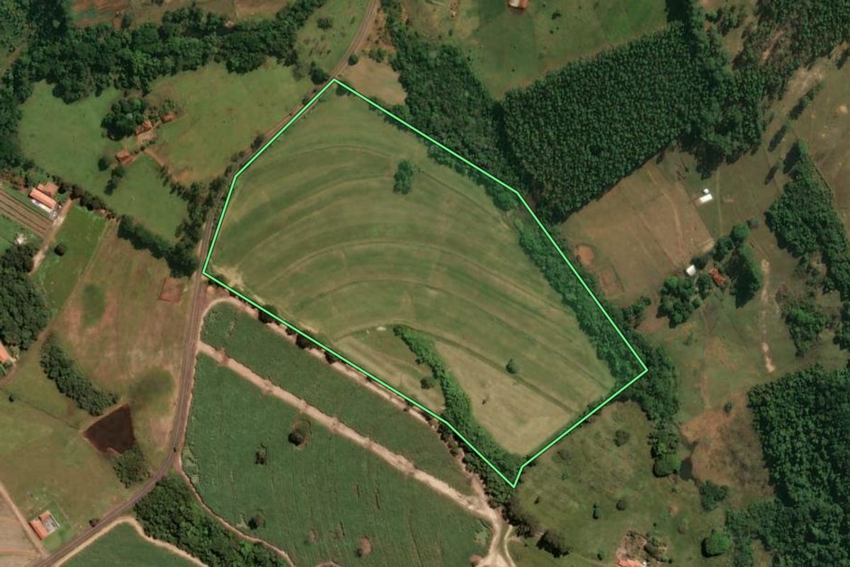 Imagem de satélite do imóvel rural em Cássia dos Coqueiros (SP), com o contorno declarado no CAR desenhado por cima.