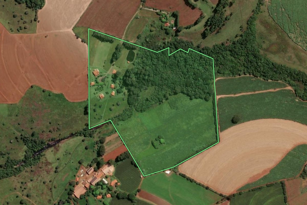 Imagem de satélite do imóvel rural em Cássia dos Coqueiros (SP), com o contorno declarado no CAR desenhado por cima.