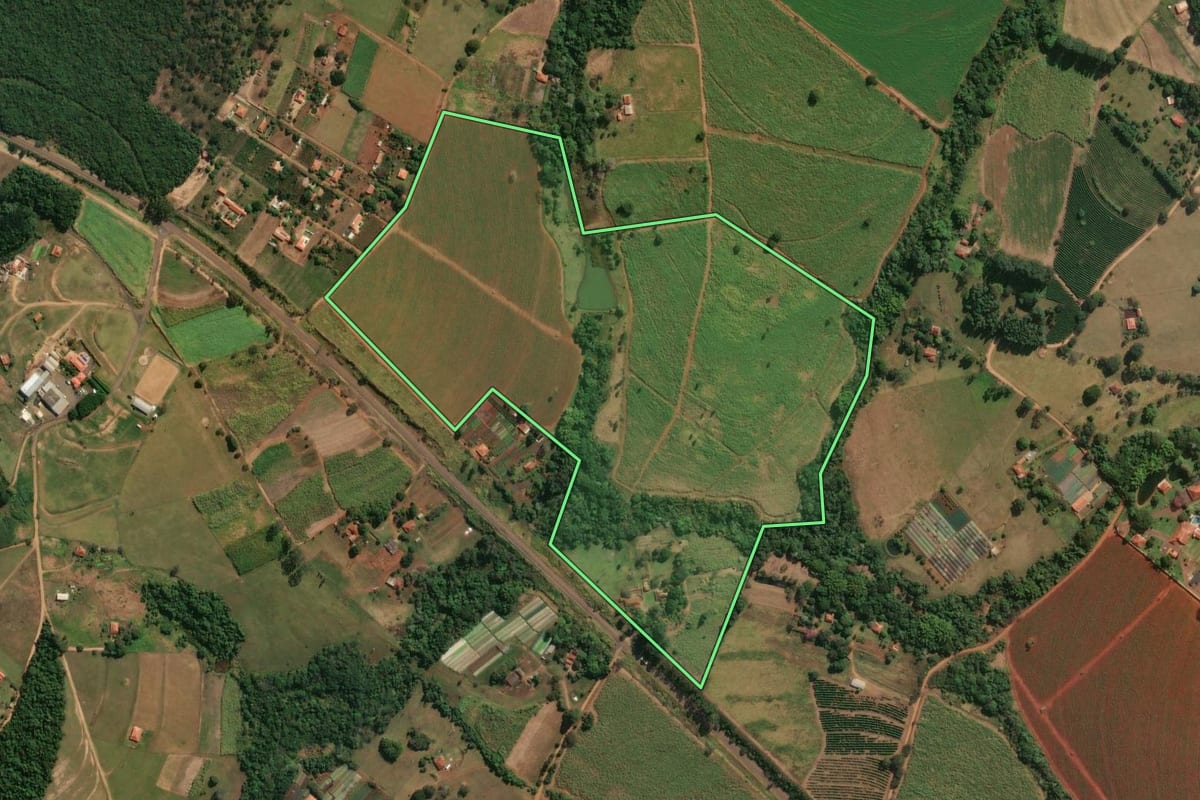Imagem de satélite do imóvel rural em Cássia dos Coqueiros (SP), com o contorno declarado no CAR desenhado por cima.