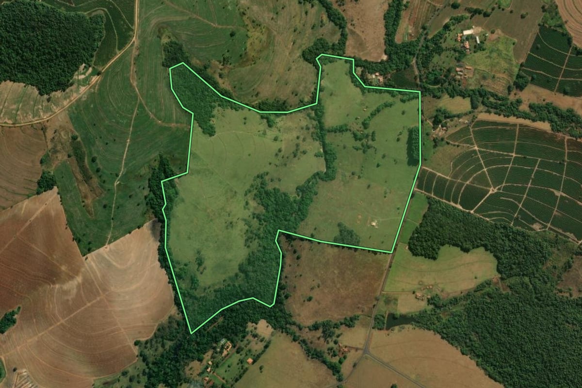 Imagem de satélite do imóvel rural em Cássia dos Coqueiros (SP), com o contorno declarado no CAR desenhado por cima.