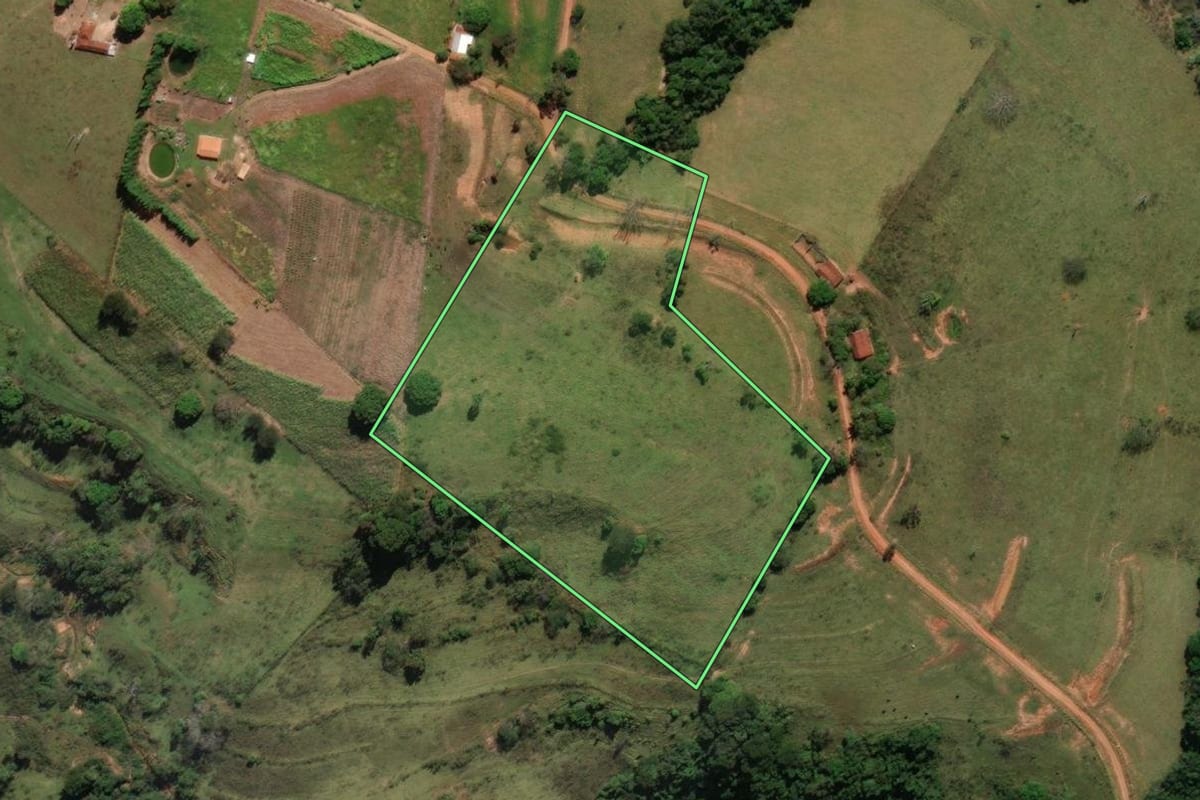 Imagem de satélite do imóvel rural em Cássia dos Coqueiros (SP), com o contorno declarado no CAR desenhado por cima.