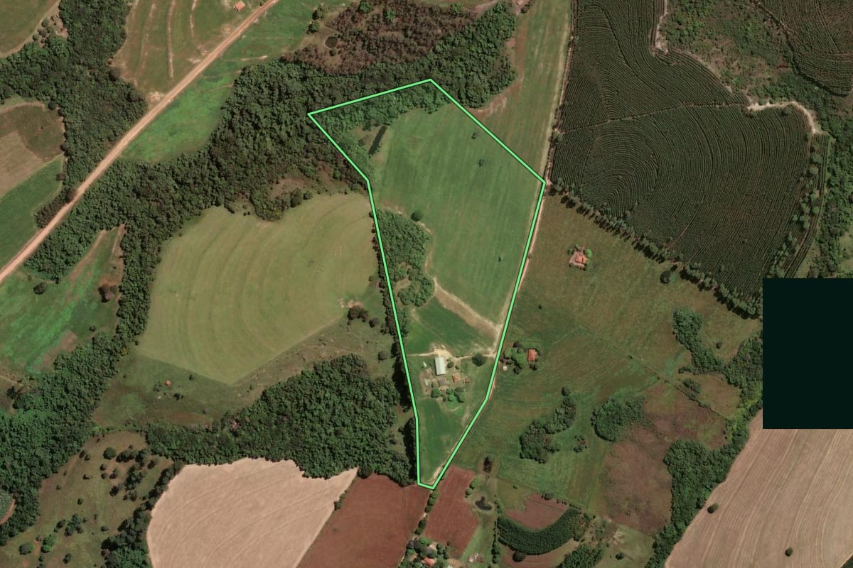 Imagem de satélite do imóvel rural em Cássia dos Coqueiros (SP), com o contorno declarado no CAR desenhado por cima.