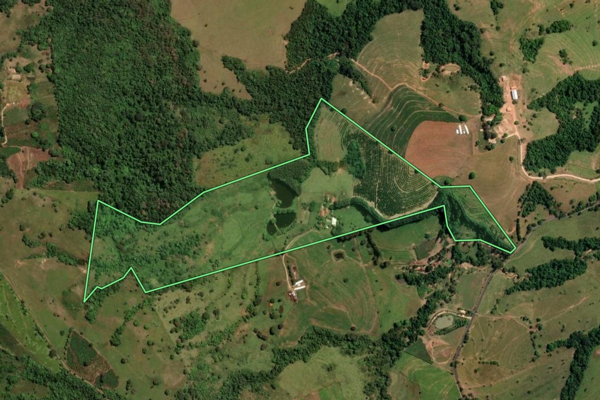 Imagem de satélite do imóvel rural em Cássia dos Coqueiros (SP), com o contorno declarado no CAR desenhado por cima.