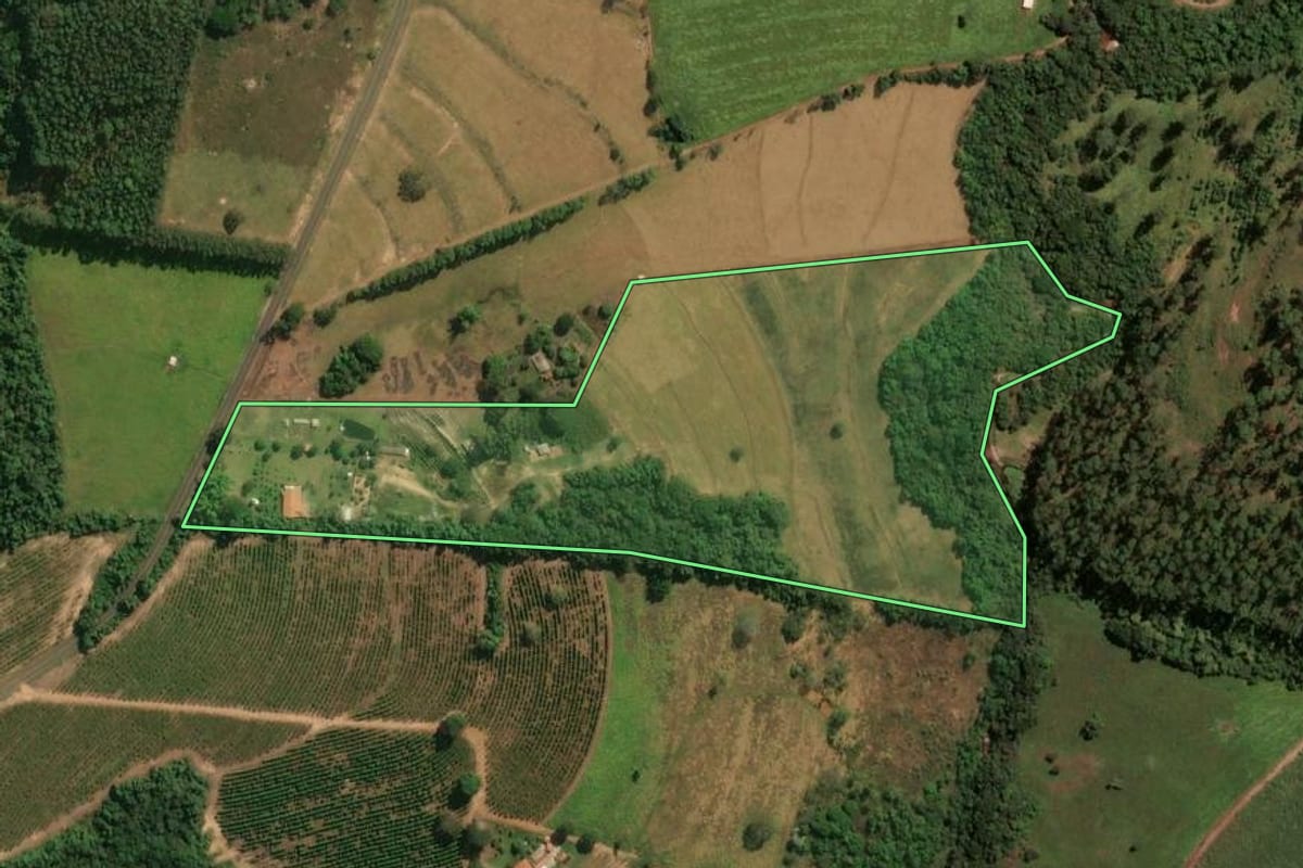 Imagem de satélite do imóvel rural em Cássia dos Coqueiros (SP), com o contorno declarado no CAR desenhado por cima.