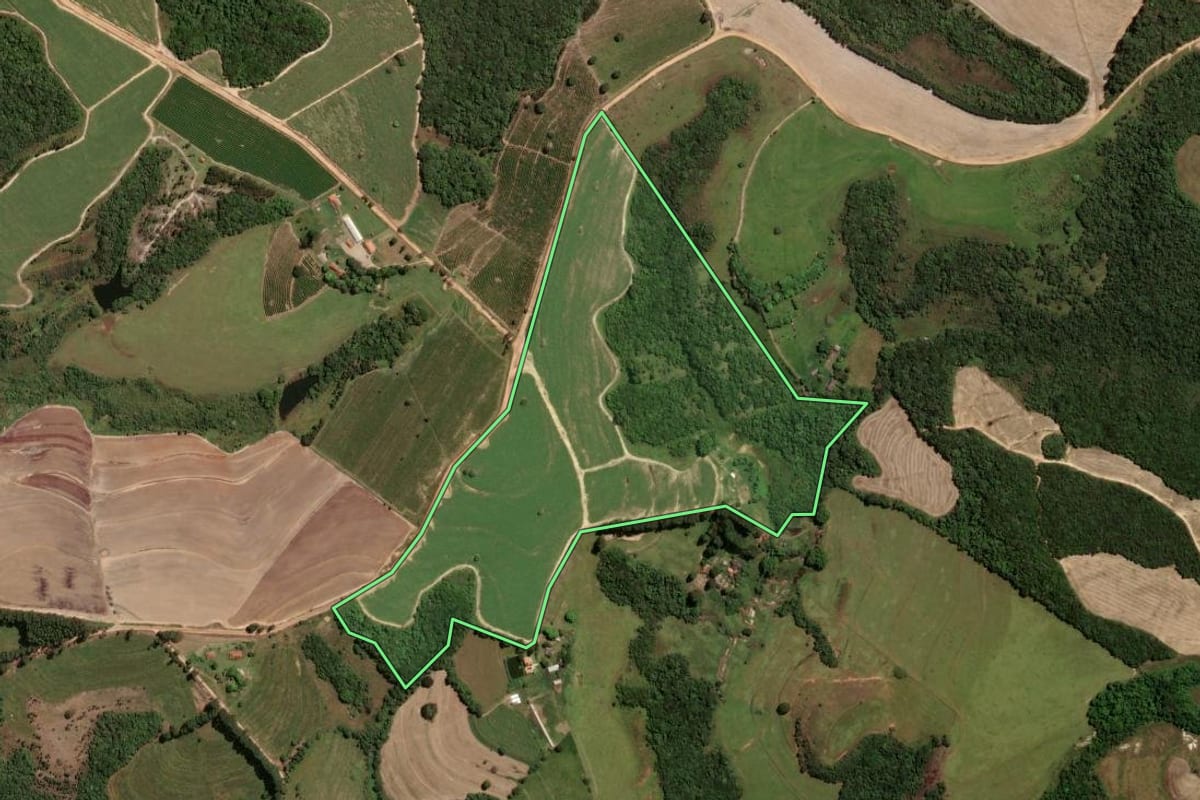 Imagem de satélite do imóvel rural em Cássia dos Coqueiros (SP), com o contorno declarado no CAR desenhado por cima.