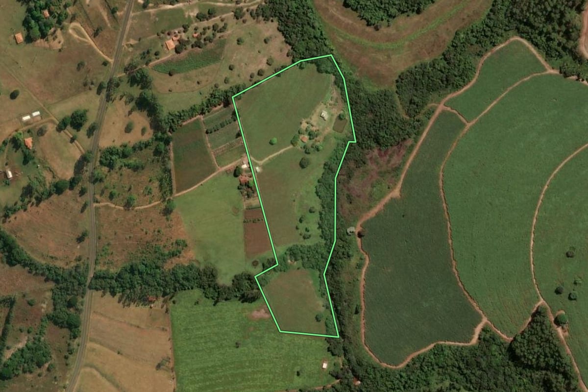Imagem de satélite do imóvel rural em Cássia dos Coqueiros (SP), com o contorno declarado no CAR desenhado por cima.