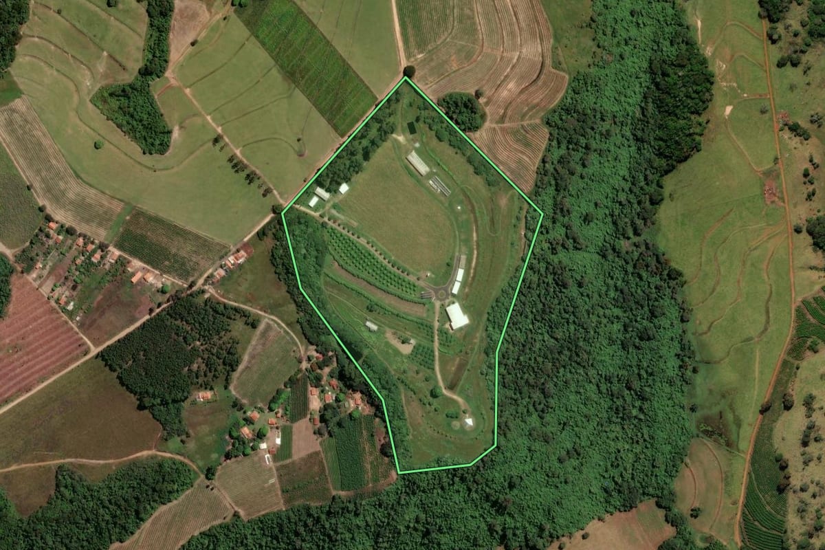 Imagem de satélite do imóvel rural em Cássia dos Coqueiros (SP), com o contorno declarado no CAR desenhado por cima.