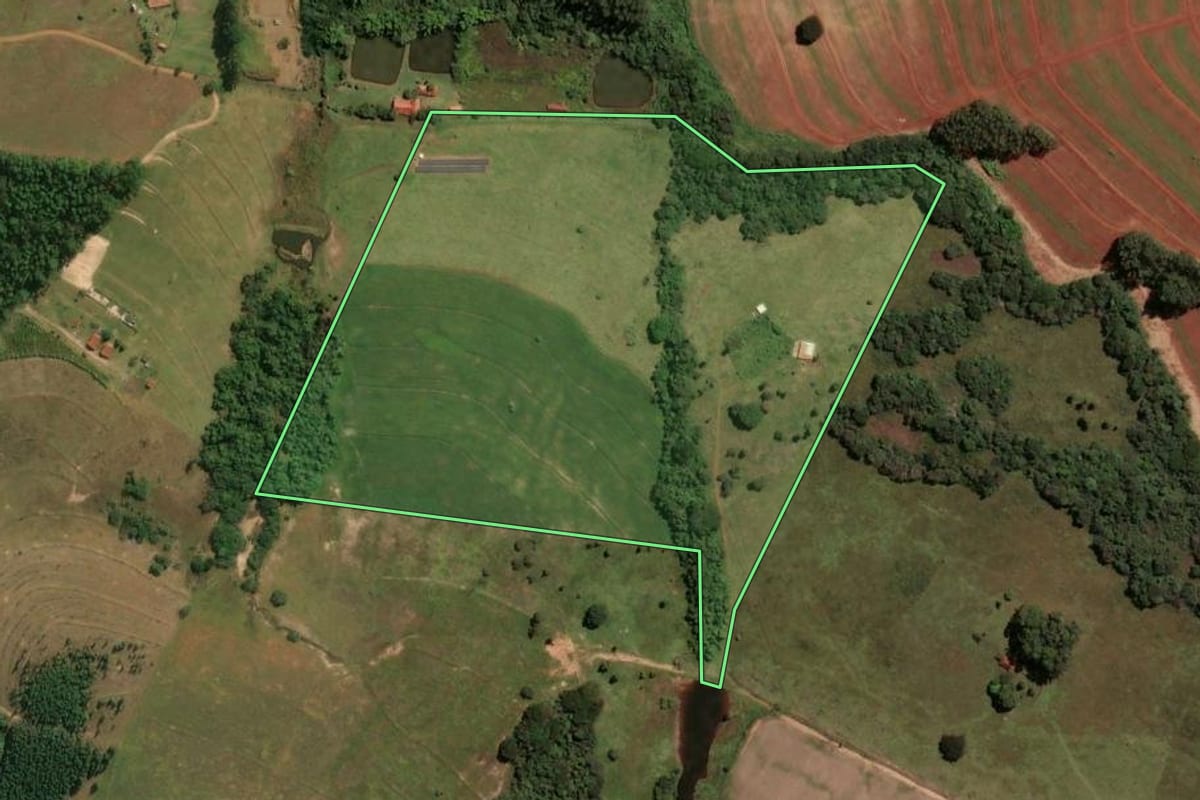 Imagem de satélite do imóvel rural em Cássia dos Coqueiros (SP), com o contorno declarado no CAR desenhado por cima.
