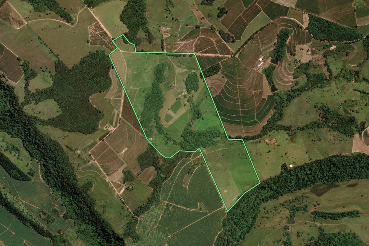 Imagem de satélite do imóvel rural em Cássia dos Coqueiros (SP), com o contorno declarado no CAR desenhado por cima.