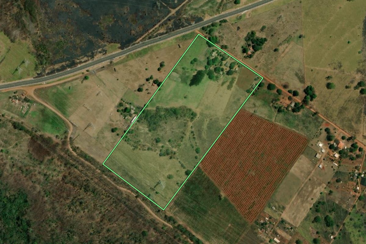 Imagem de satélite do imóvel rural em Castilho (SP), com o contorno declarado no CAR desenhado por cima.