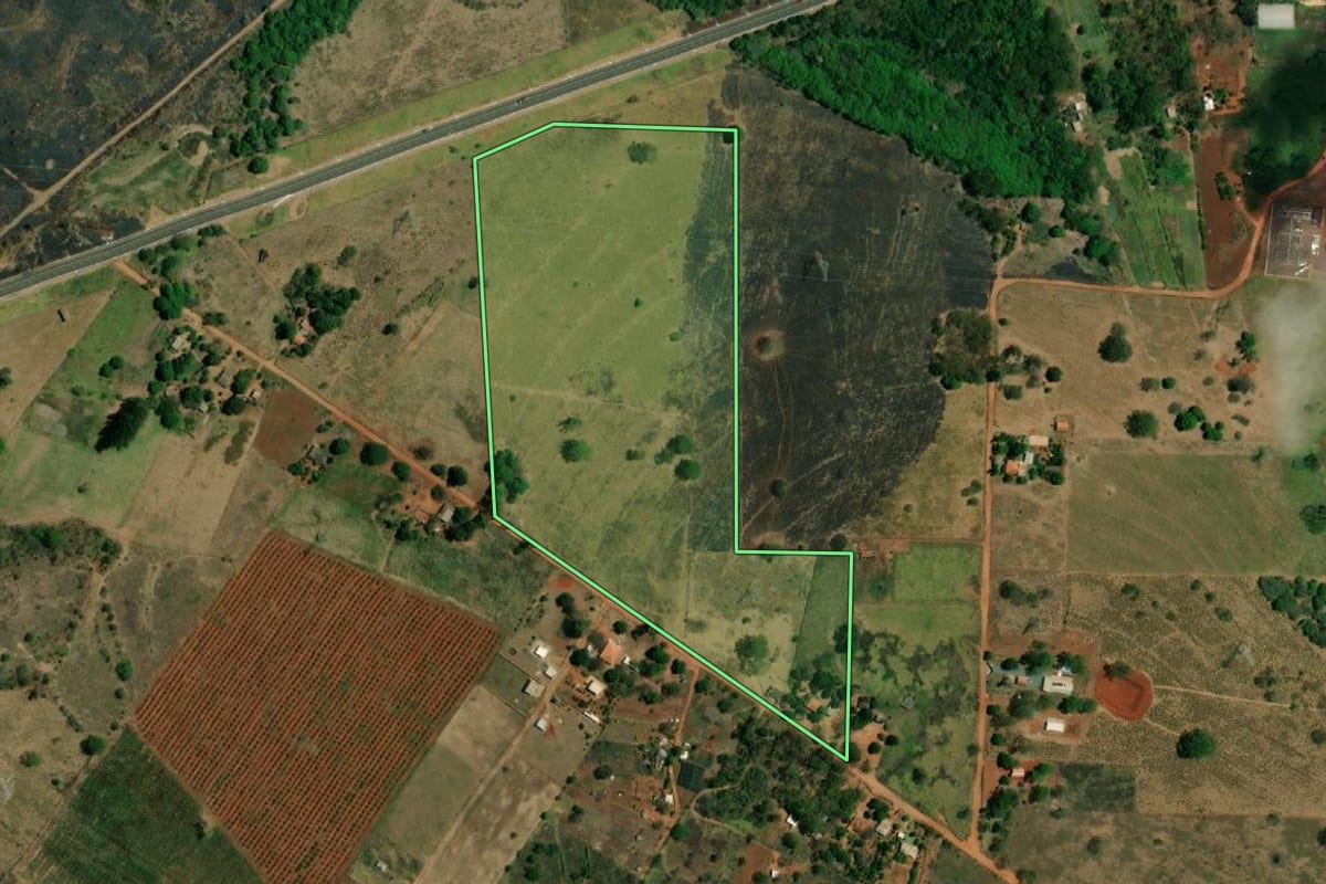 Imagem de satélite do imóvel rural em Castilho (SP), com o contorno declarado no CAR desenhado por cima.