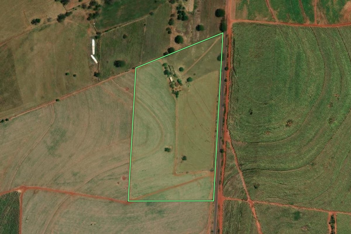 Imagem de satélite do imóvel rural em Castilho (SP), com o contorno declarado no CAR desenhado por cima.