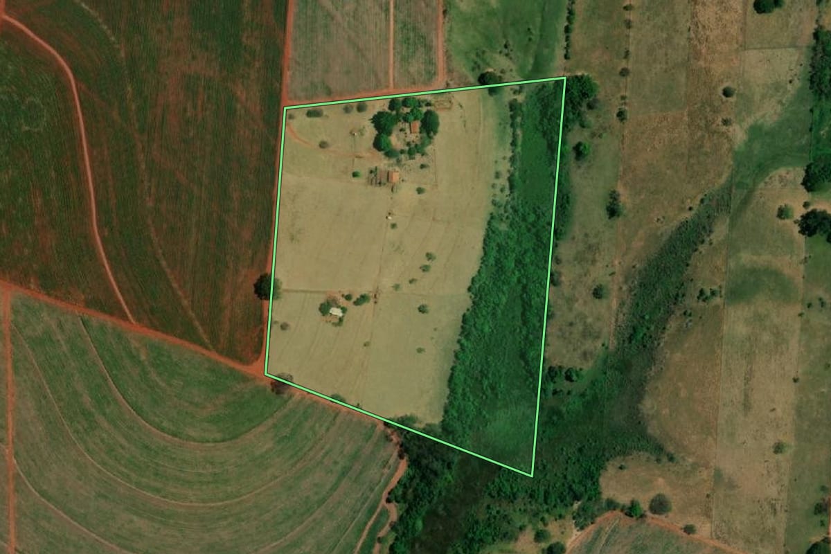 Imagem de satélite do imóvel rural em Castilho (SP), com o contorno declarado no CAR desenhado por cima.