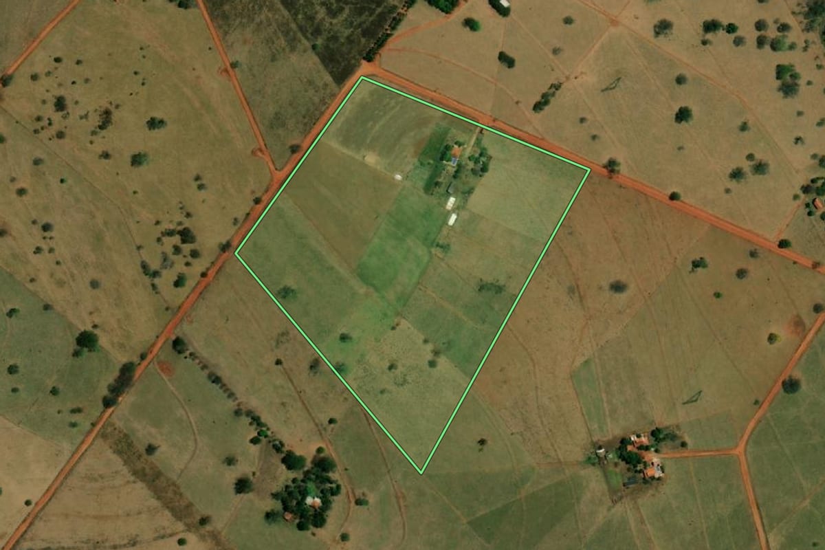 Imagem de satélite do imóvel rural em Castilho (SP), com o contorno declarado no CAR desenhado por cima.