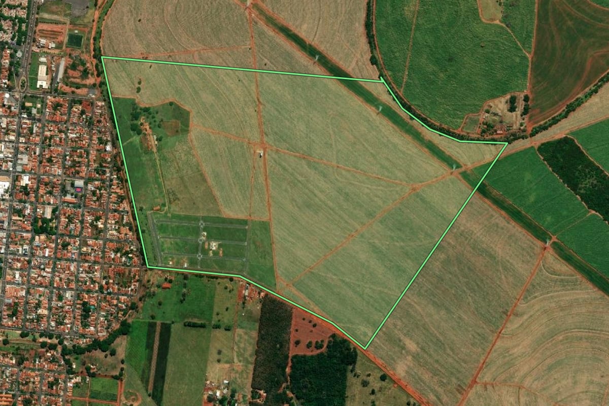 Imagem de satélite do imóvel rural em Castilho (SP), com o contorno declarado no CAR desenhado por cima.