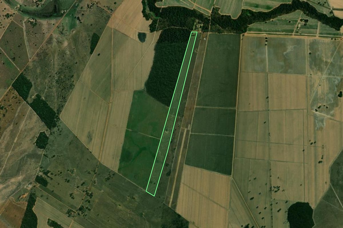 Imagem de satélite do imóvel rural em Castilho (SP), com o contorno declarado no CAR desenhado por cima.