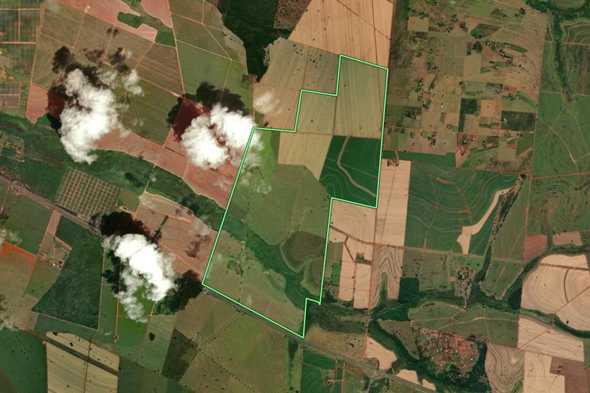 Imagem de satélite do imóvel rural em Castilho (SP), com o contorno declarado no CAR desenhado por cima.