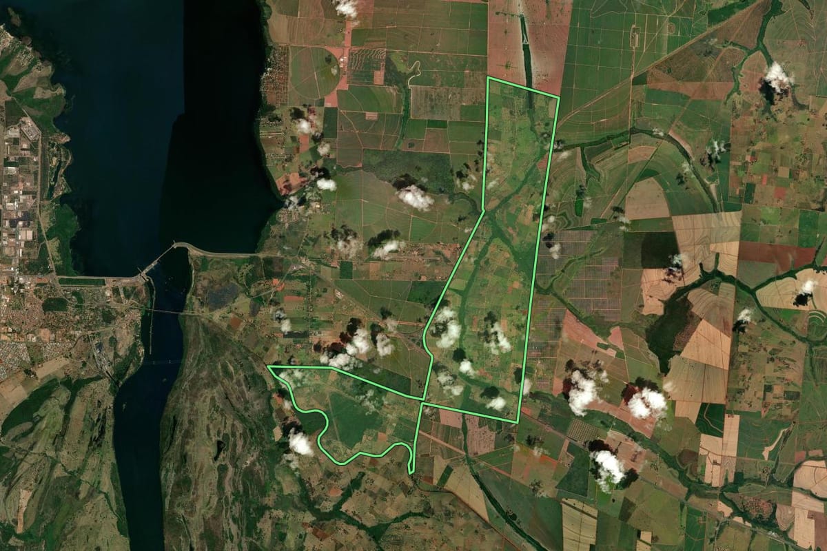 Imagem de satélite do imóvel rural em Castilho (SP), com o contorno declarado no CAR desenhado por cima.