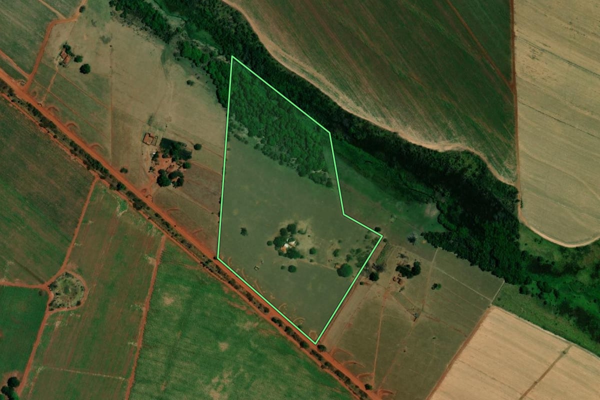Imagem de satélite do imóvel rural em Castilho (SP), com o contorno declarado no CAR desenhado por cima.