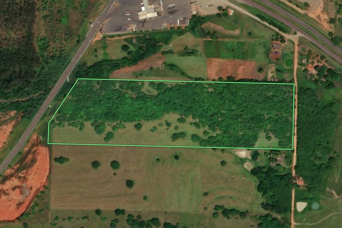 Imagem de satélite do imóvel rural em Castilho (SP), com o contorno declarado no CAR desenhado por cima.