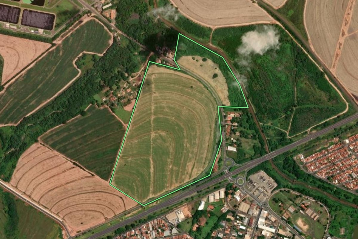 Imagem de satélite do imóvel rural em Catanduva (SP), com o contorno declarado no CAR desenhado por cima.