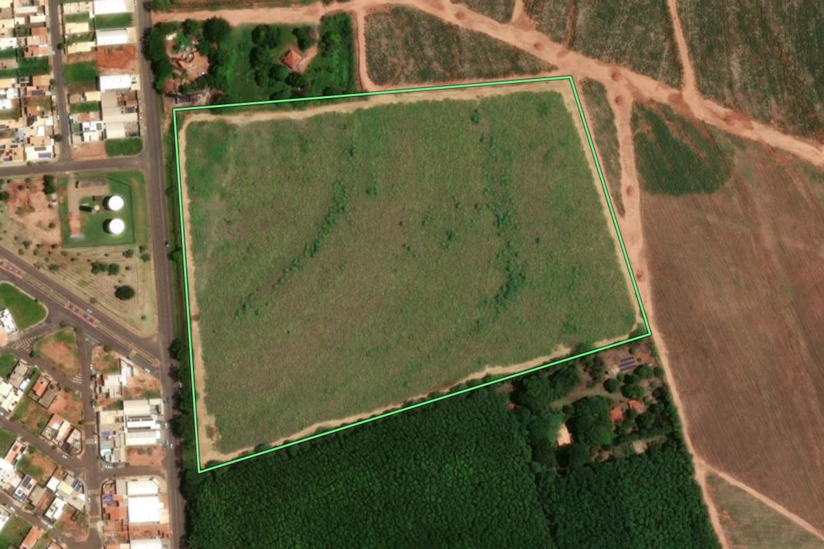 Imagem de satélite do imóvel rural em Catanduva (SP), com o contorno declarado no CAR desenhado por cima.