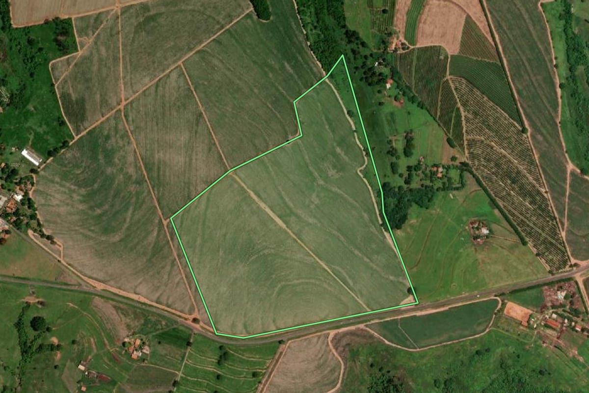 Imagem de satélite do imóvel rural em Catanduva (SP), com o contorno declarado no CAR desenhado por cima.