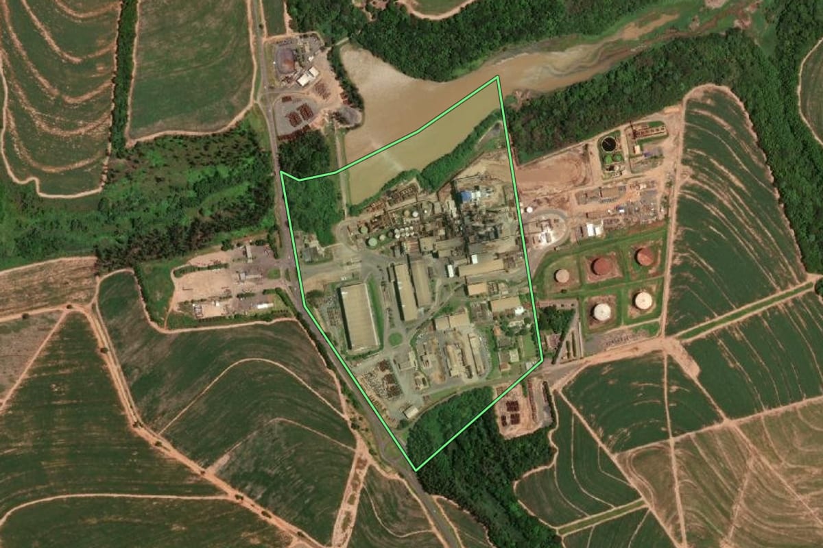 Imagem de satélite do imóvel rural em Catanduva (SP), com o contorno declarado no CAR desenhado por cima.
