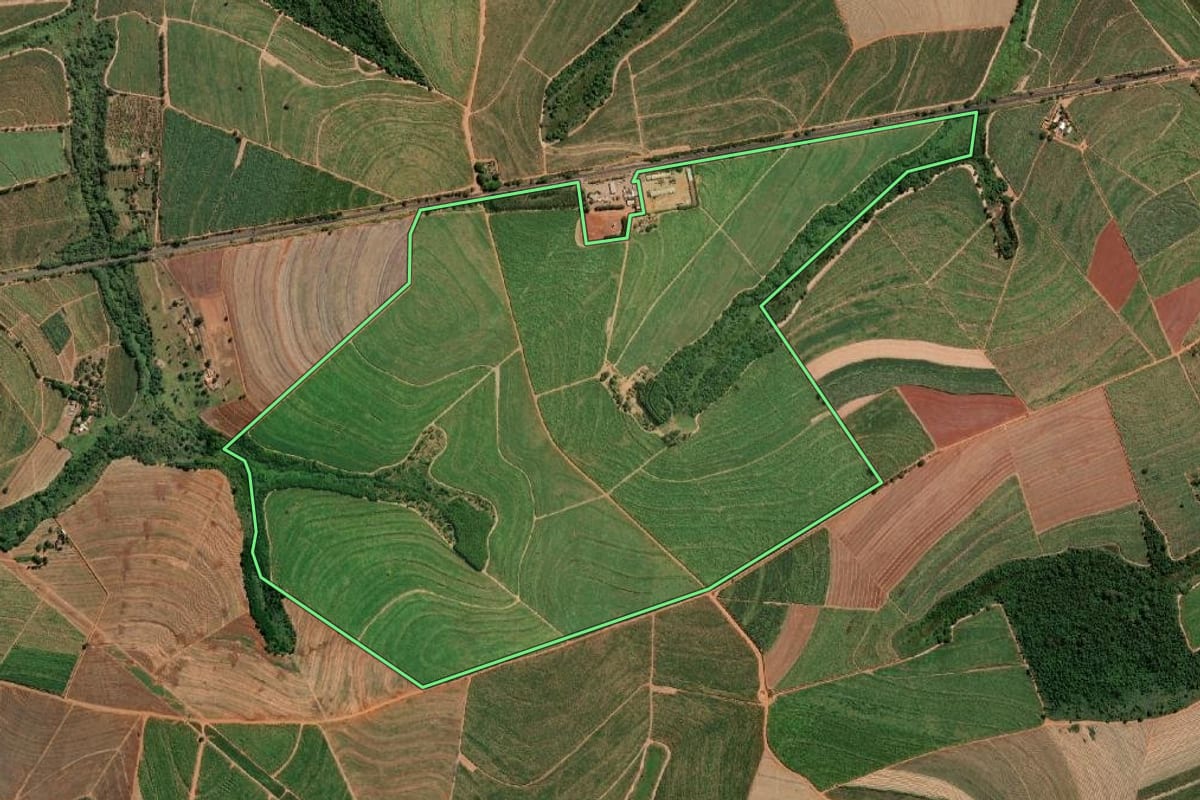 Imagem de satélite do imóvel rural em Catanduva (SP), com o contorno declarado no CAR desenhado por cima.