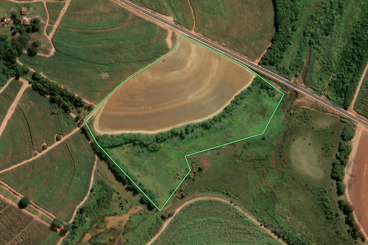 Imagem de satélite do imóvel rural em Catanduva (SP), com o contorno declarado no CAR desenhado por cima.