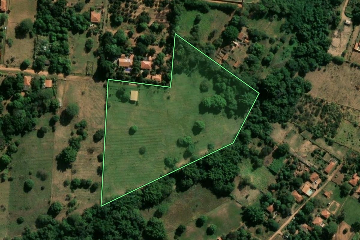 Imagem de satélite do imóvel rural em Catanduva (SP), com o contorno declarado no CAR desenhado por cima.