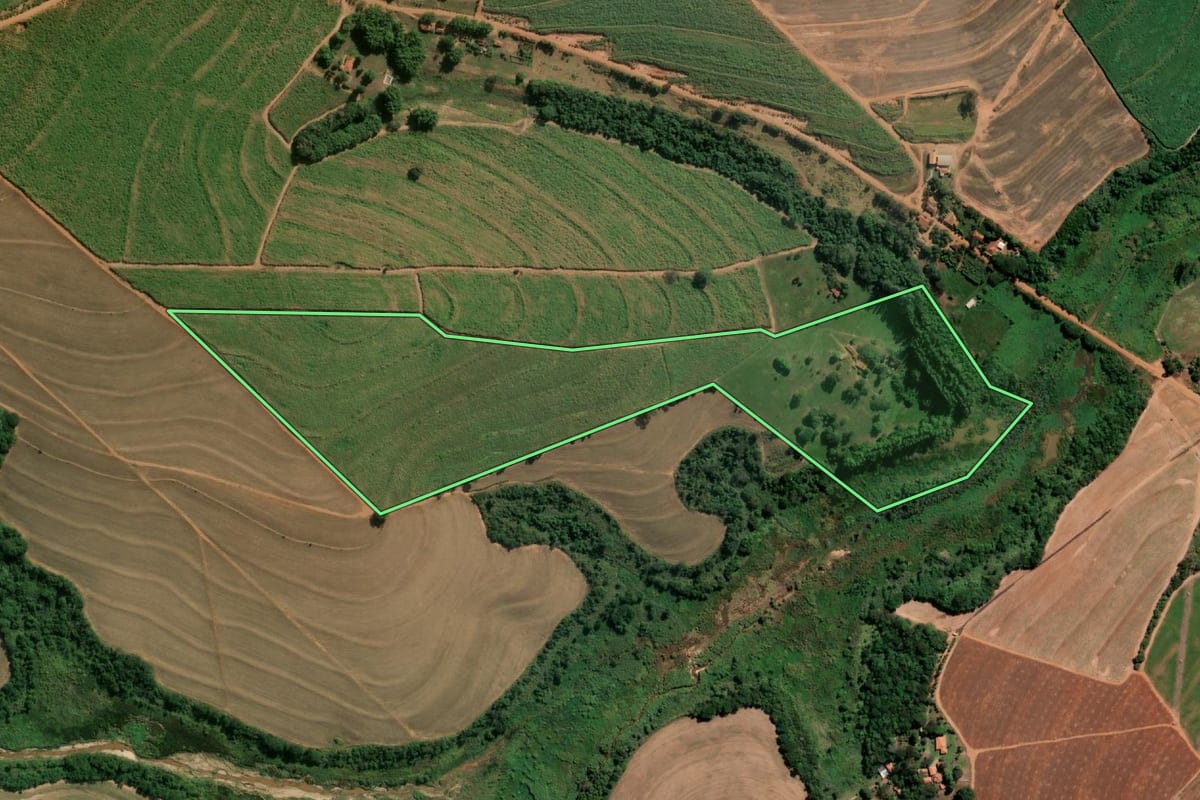 Imagem de satélite do imóvel rural em Catanduva (SP), com o contorno declarado no CAR desenhado por cima.