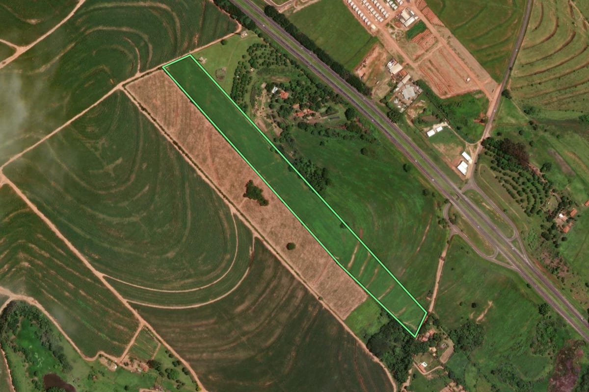 Imagem de satélite do imóvel rural em Catanduva (SP), com o contorno declarado no CAR desenhado por cima.