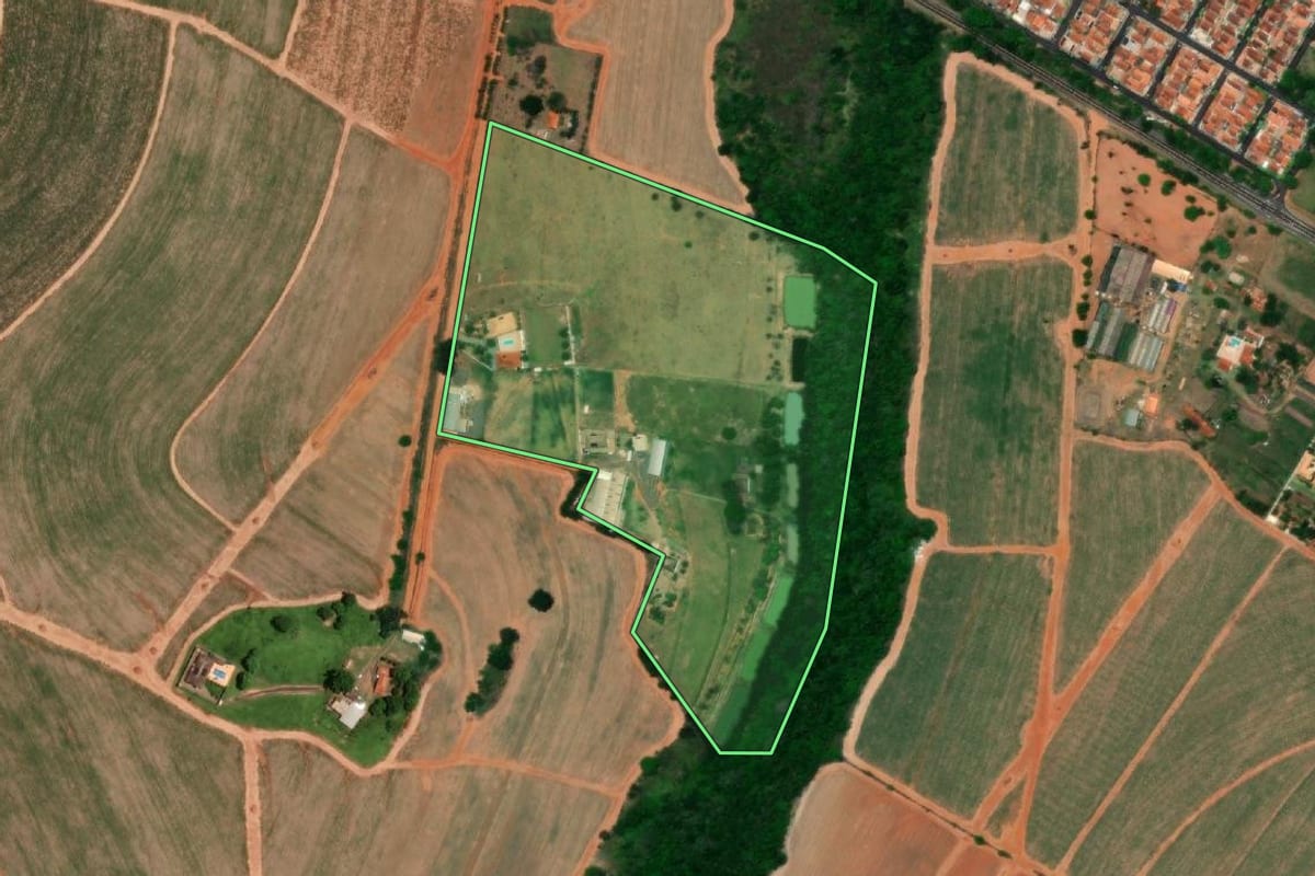 Imagem de satélite do imóvel rural em Catanduva (SP), com o contorno declarado no CAR desenhado por cima.