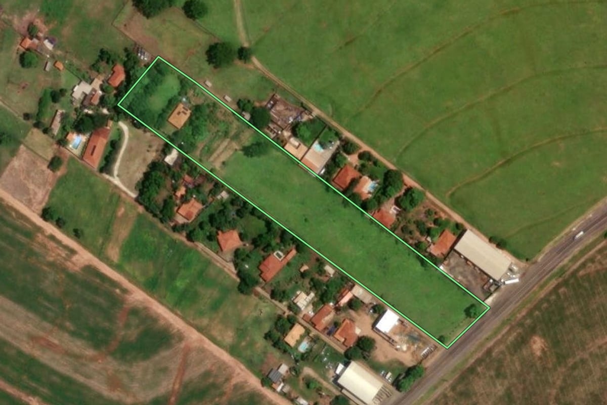 Imagem de satélite do imóvel rural em Catanduva (SP), com o contorno declarado no CAR desenhado por cima.