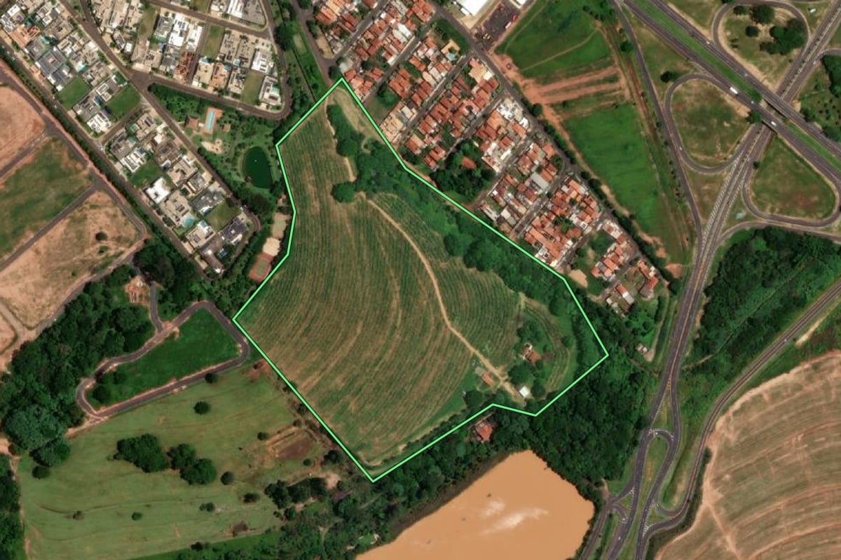 Imagem de satélite do imóvel rural em Catanduva (SP), com o contorno declarado no CAR desenhado por cima.