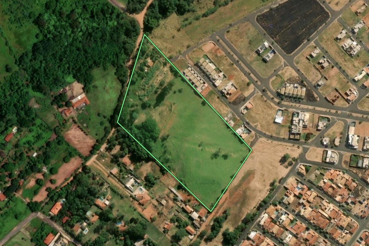 Imagem de satélite do imóvel rural em Catanduva (SP), com o contorno declarado no CAR desenhado por cima.