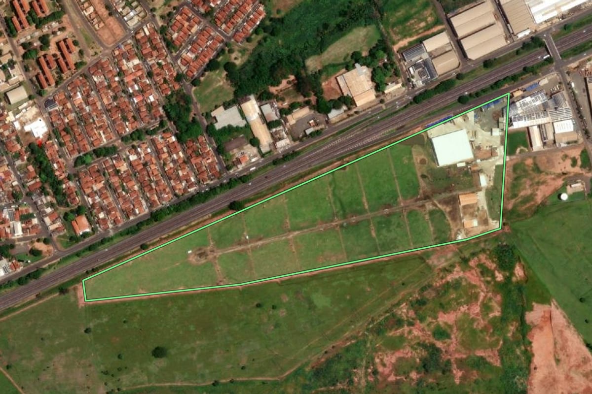 Imagem de satélite do imóvel rural em Catanduva (SP), com o contorno declarado no CAR desenhado por cima.