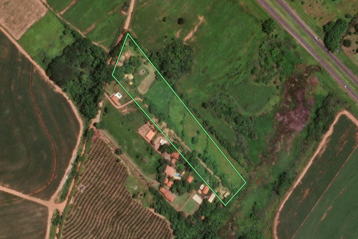 Imagem de satélite do imóvel rural em Catanduva (SP), com o contorno declarado no CAR desenhado por cima.