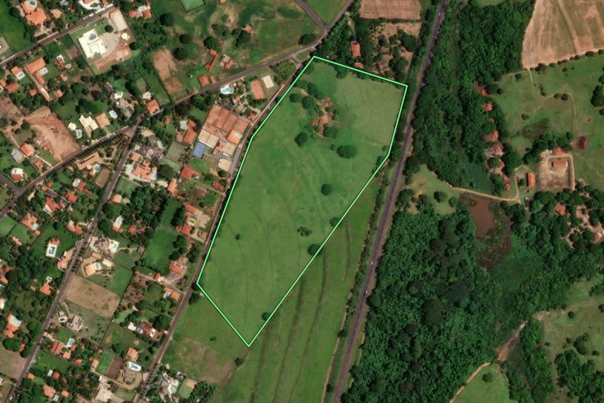 Imagem de satélite do imóvel rural em Catanduva (SP), com o contorno declarado no CAR desenhado por cima.